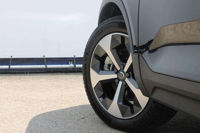 Volvo XC40 B4 211PK Automaat Plus Dark Semi elektrisch wegklapbare trekhaak / Google infotainment / Adaptieve Cruise Control / Verwarmbare voorruit