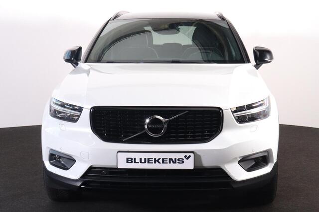 Volvo XC40 B4 (198pk) R-Design - IntelliSafe Assist & Surround - Harman/Kardon audio - Elektr. bedienb. voorstoelen - Extra getint glas - Parkeercamera achter - Verwarmde voorstoelen & stuur - Full LED koplampen met adapti