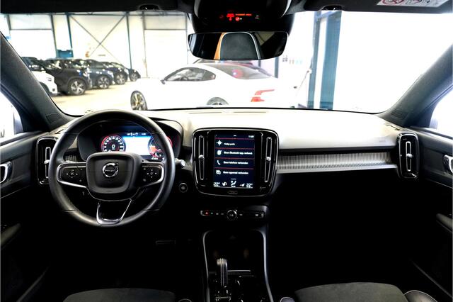 Volvo XC40 1.5 T4 Recharge 155kW/211pk DCT7 R-Design LEER/ALCANTARA + ADAPT.CRUISE + NAVI SENSUS + LANE ASSIST + PILOT ASSIST + STOEL-&STUURVERWARMING + CAMERA + KEYLESS ENTRY&GO + EL.TREKHAAK + PARKSENSOREN V&A + 19" LM-VELGEN!!