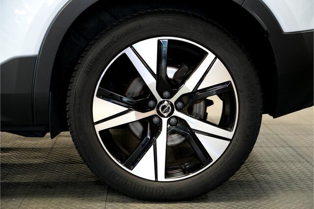 Volvo XC40 1.5 T4 Recharge 155kW/211pk DCT7 R-Design LEER/ALCANTARA + ADAPT.CRUISE + NAVI SENSUS + LANE ASSIST + PILOT ASSIST + STOEL-&STUURVERWARMING + CAMERA + KEYLESS ENTRY&GO + EL.TREKHAAK + PARKSENSOREN V&A + 19" LM-VELGEN!!