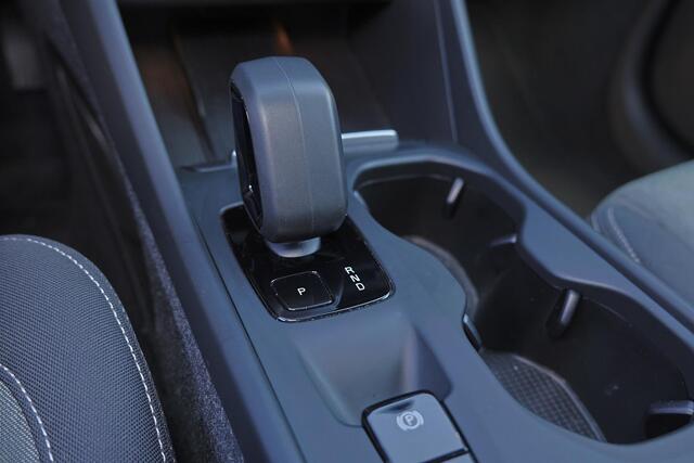 Volvo XC40 T4 Recharge Core Bright - IntelliSafe Assist & Surround - Parkeercamera achter - Verwarmde voorstoelen & stuur - Parkeersensoren voor & achter - Draadloze tel. lader - Extra getint glas - Inklapbare trekhaak - 19' LMV