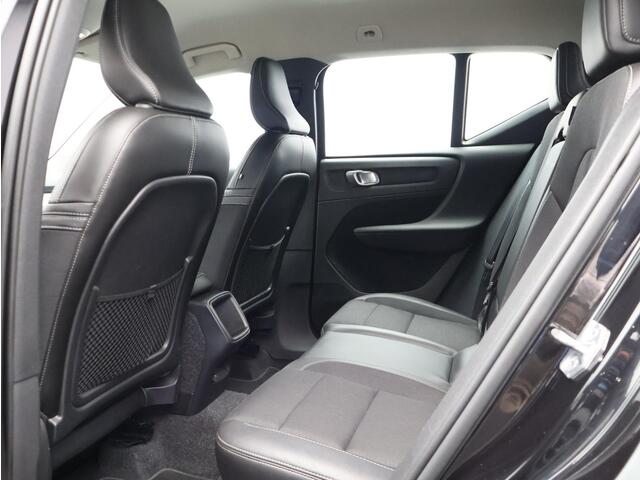 Volvo XC40 2.0 T4 Momentum / Adaptive Cruise / BLIS / Parkeercamera / Parkeersensoren V+A / All-Seasonbanden /