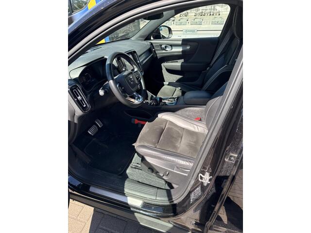 Volvo XC40 Recharge Twin Pro | Trekhaak | Warmtepomp | Panoramadak | Harman Kardon Audio | 360 Graden Camera | Parkeersensoren | Keyless Entry | Elektrische Achterklep | Elektrisch Verstelbare Voorstoelen | Navigatie | Apple Carplay | Android Auto