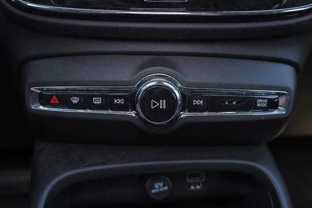 Volvo XC40 T5 Recharge Inscription - IntelliSafe - Parkeercamera achter - Verwarmde voorstoelen - Parkeersensoren voor & achter - 19' LMV - BLIS - Trekhaak semi-elektrisch inklapbaar