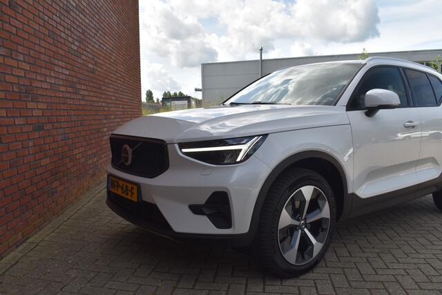Volvo XC40 B3 177PK Core | 19" | Trekhaak | All-Season | Lighting | Power Seats |