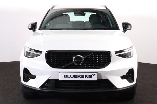 Volvo XC40 B4 Plus Dark - IntelliSafe Assist & Surround - Harman/Kardon audio - Parkeercamera achter - Verwarmde voorstoelen & stuur - Parkeersensoren voor & achter - Elektr. bedienb. voorstoelen met geheugen links - Draadloze tel. lader - Inklapbare trekhaak - 19'