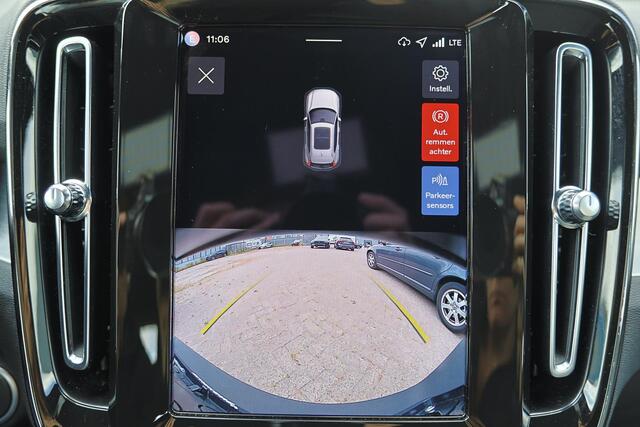 Volvo XC40 B4 Plus Dark - IntelliSafe Assist & Surround - Harman/Kardon audio - Parkeercamera achter - Verwarmde voorstoelen & stuur - Parkeersensoren voor & achter - Elektr. bedienb. voorstoelen met geheugen links - Draadloze tel. lader - Inklapbare trekhaak - 19'