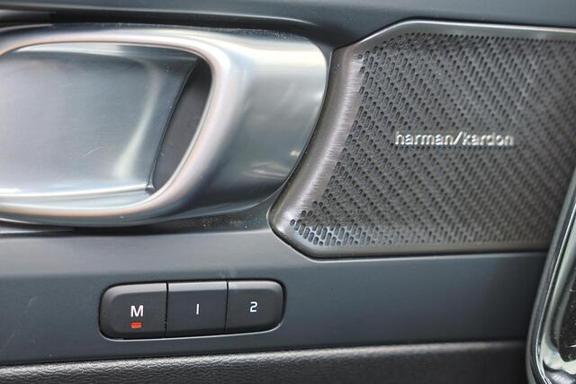 Volvo XC40 B4 Plus Dark - IntelliSafe Assist & Surround - Harman/Kardon audio - Parkeercamera achter - Verwarmde voorstoelen & stuur - Parkeersensoren voor & achter - Elektr. bedienb. voorstoelen met geheugen links - Draadloze tel. lader - Inklapbare trekhaak - 19'