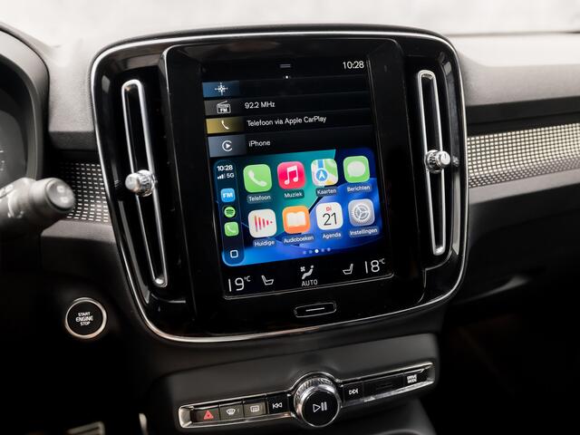 Volvo XC40 1.5 T4 Recharge R-Design 211Pk Automaat (APPLE CARPLAY, GROOT NAVI, LEDER/ALCANTARA, STUUR/STOELVERWARMING, CAMERA, TREKHAAK, SPORTSTOELEN, GETINT GLAS, LANE ASSIST, NIEUWSTAAT)
