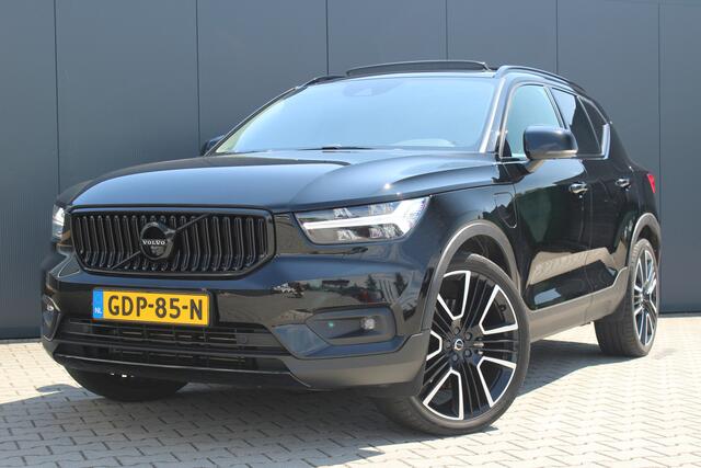 Volvo XC40 1.5 T4 Recharge R-Design Expression | Incl. 12 maanden garantie | Trekhaak | H&K audio | Schuif/kantel dak | Stoelverwarming | Stuurverwarming | Dodehoek detectie | Cruise control | Climate control | 21" velgen | Apple carplay/Android auto | Navigatie | A