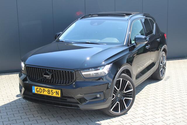 Volvo XC40 1.5 T4 Recharge R-Design Expression | Incl. 12 maanden garantie | Trekhaak | H&K audio | Schuif/kantel dak | Stoelverwarming | Stuurverwarming | Dodehoek detectie | Cruise control | Climate control | 21" velgen | Apple carplay/Android auto | Navigatie | A