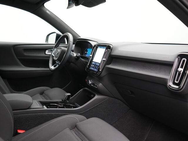 Volvo XC40 Ultimate Recharge Pure 69 kWh 231pk Dealer O.H. | Trekhaak Af Fabriek | Panodak | Adaptive Cruise | 360 Camera | Harman / Kardon | Sportstoelen Memory & Verwarmd | Warmtepomp | Keyless | Blis | Stuur Verwarmd | Google Assistent | DAB |