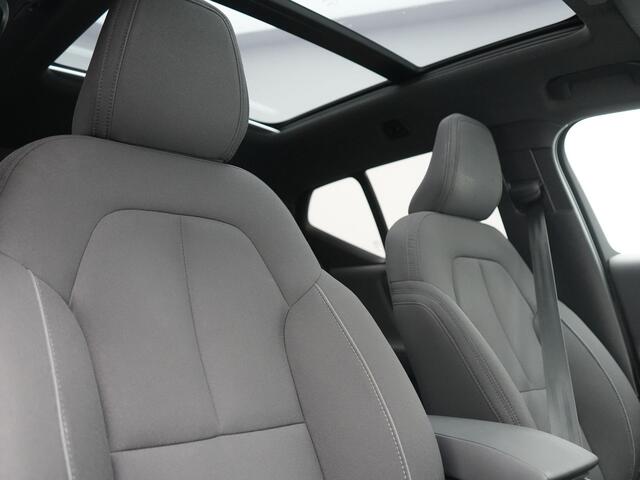 Volvo XC40 Ultimate Recharge Pure 69 kWh 231pk Dealer O.H. | Trekhaak Af Fabriek | Panodak | Adaptive Cruise | 360 Camera | Harman / Kardon | Sportstoelen Memory & Verwarmd | Warmtepomp | Keyless | Blis | Stuur Verwarmd | Google Assistent | DAB |