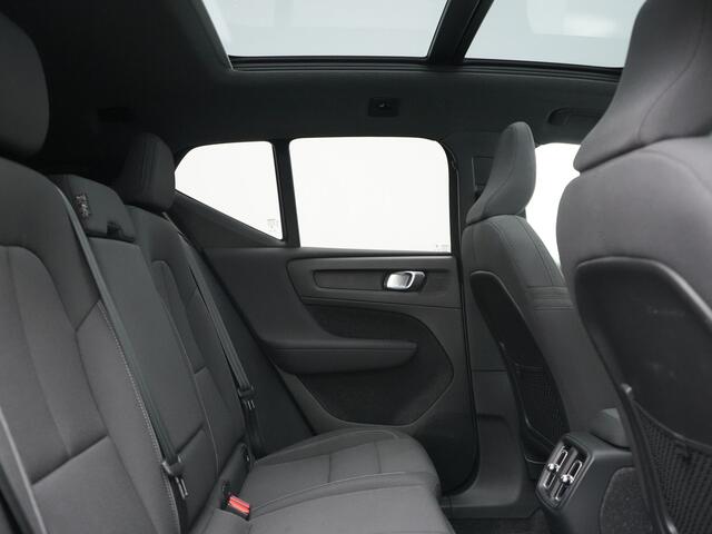 Volvo XC40 Ultimate Recharge Pure 69 kWh 231pk Dealer O.H. | Trekhaak Af Fabriek | Panodak | Adaptive Cruise | 360 Camera | Harman / Kardon | Sportstoelen Memory & Verwarmd | Warmtepomp | Keyless | Blis | Stuur Verwarmd | Google Assistent | DAB |