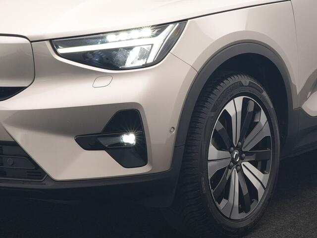 Volvo XC40 Ultimate Recharge Pure 69 kWh 231pk Dealer O.H. | Trekhaak Af Fabriek | Panodak | Adaptive Cruise | 360 Camera | Harman / Kardon | Sportstoelen Memory & Verwarmd | Warmtepomp | Keyless | Blis | Stuur Verwarmd | Google Assistent | DAB |