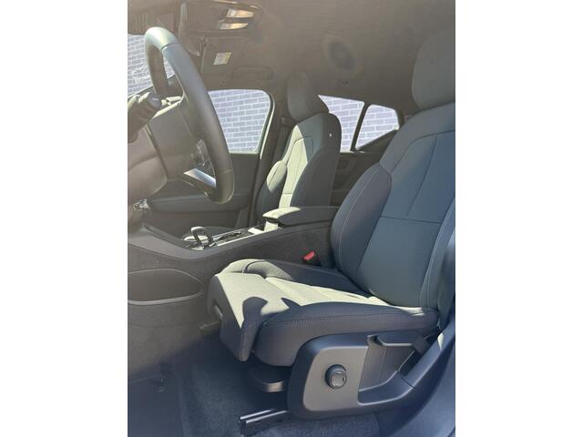 Volvo XC40 Single Motor Essential 69 kWh | Cruise control | Climate control | Achteruitrijcamera | Google infortaiment | All Seasonbanden | Zittingverlengers |
