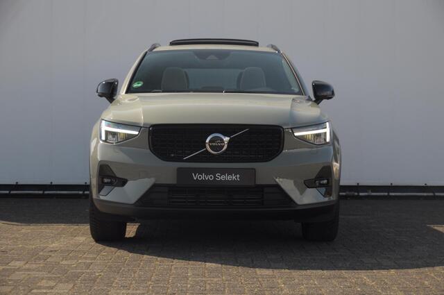 Volvo XC40 T5 262PK Automaat Plug-in hybrid Ultimate Dark / Adaptive cruise control / Trekhaak / Elektrische stoelen / Harman Kardon audio / Pilot assist / BLIS / Stoel en stuur verwarming / Elektrische achterklep / Parkeersensoren met 360 camera