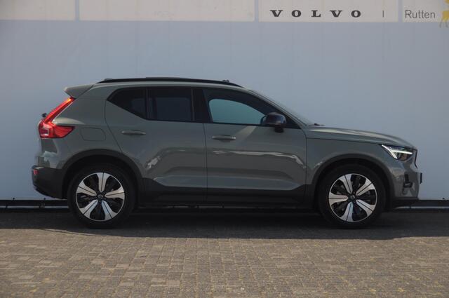 Volvo XC40 T5 262PK Automaat Plug-in hybrid Ultimate Dark / Adaptive cruise control / Trekhaak / Elektrische stoelen / Harman Kardon audio / Pilot assist / BLIS / Stoel en stuur verwarming / Elektrische achterklep / Parkeersensoren met 360 camera