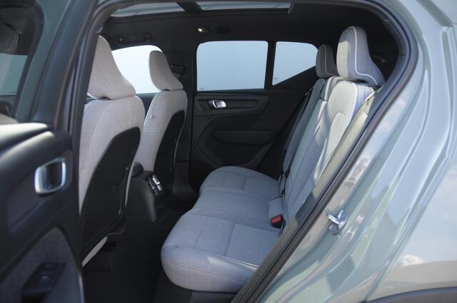 Volvo XC40 T5 262PK Automaat Plug-in hybrid Ultimate Dark / Adaptive cruise control / Trekhaak / Elektrische stoelen / Harman Kardon audio / Pilot assist / BLIS / Stoel en stuur verwarming / Elektrische achterklep / Parkeersensoren met 360 camera