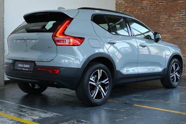 Volvo XC40 B4 Plus Dark | Elektrisch Verstelbare Voorstoelen | Stoel + Stuurverwarming | Pilot Assist | Google Infotainment | Dodehoekwaarschuwing | Semi-Elektrische Trekhaak |