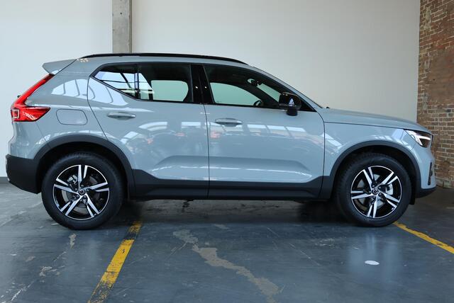 Volvo XC40 B4 Plus Dark | Elektrisch Verstelbare Voorstoelen | Stoel + Stuurverwarming | Pilot Assist | Google Infotainment | Dodehoekwaarschuwing | Semi-Elektrische Trekhaak |