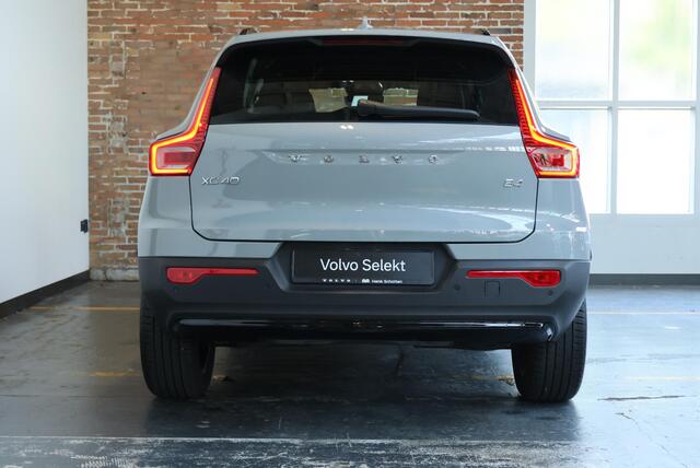 Volvo XC40 B4 Plus Dark | Elektrisch Verstelbare Voorstoelen | Stoel + Stuurverwarming | Pilot Assist | Google Infotainment | Dodehoekwaarschuwing | Semi-Elektrische Trekhaak |