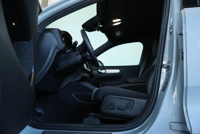 Volvo XC40 B4 Plus Dark | Elektrisch Verstelbare Voorstoelen | Stoel + Stuurverwarming | Pilot Assist | Google Infotainment | Dodehoekwaarschuwing | Semi-Elektrische Trekhaak |