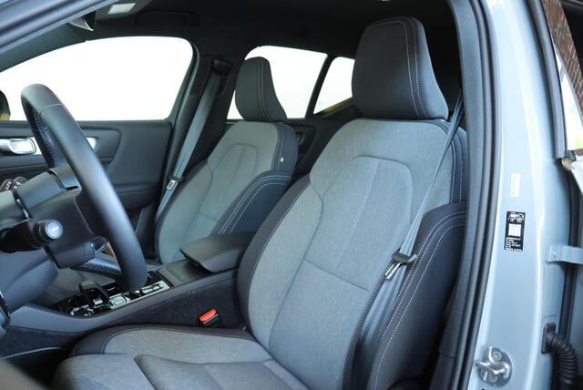 Volvo XC40 B4 Plus Dark | Elektrisch Verstelbare Voorstoelen | Stoel + Stuurverwarming | Pilot Assist | Google Infotainment | Dodehoekwaarschuwing | Semi-Elektrische Trekhaak |