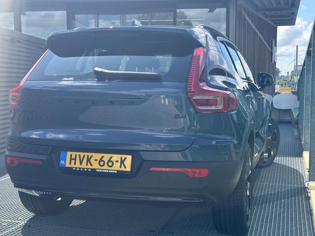 Volvo XC40 2.0 B4 Plus Black Edition / Pano. dak / Elek. verstelbare stoelen / Harman Kardon / Stoel+stuur verwarming / BLIS / Camera achter /