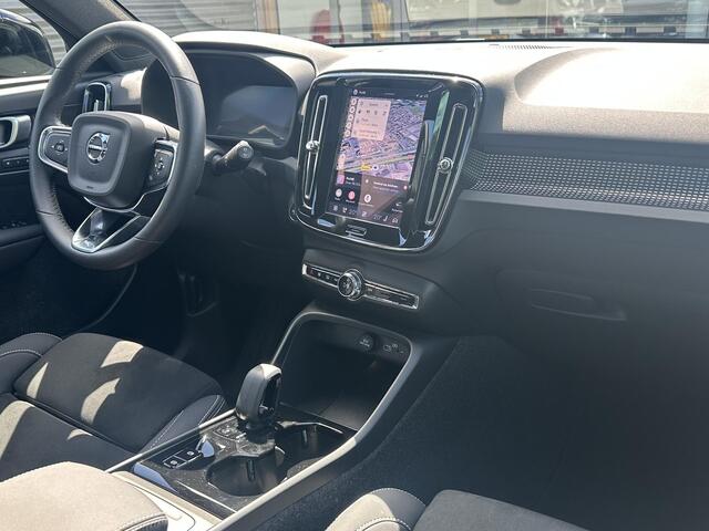 Volvo XC40 2.0 B4 Plus Black Edition / Pano. dak / Elek. verstelbare stoelen / Harman Kardon / Stoel+stuur verwarming / BLIS / Camera achter /