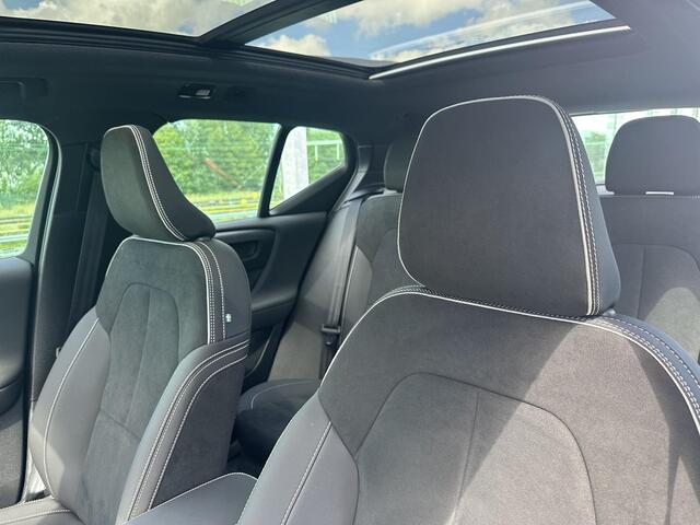 Volvo XC40 2.0 B4 Plus Black Edition / Pano. dak / Elek. verstelbare stoelen / Harman Kardon / Stoel+stuur verwarming / BLIS / Camera achter /
