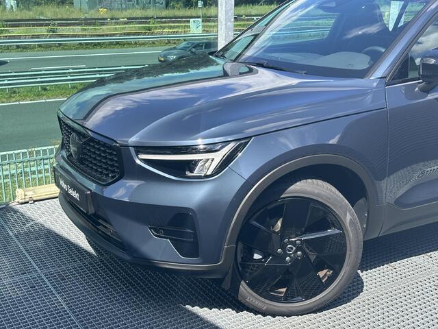 Volvo XC40 2.0 B4 Plus Black Edition / Pano. dak / Elek. verstelbare stoelen / Harman Kardon / Stoel+stuur verwarming / BLIS / Camera achter /