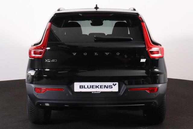 Volvo XC40 Recharge Plus 70 kWh - IntelliSafe Assist & Surround - Parkeercamera achter - Verwarmde voorstoelen & stuur - Parkeersensoren voor & achter - Draadloze tel. lader - Extra getint glas - 19' LMV