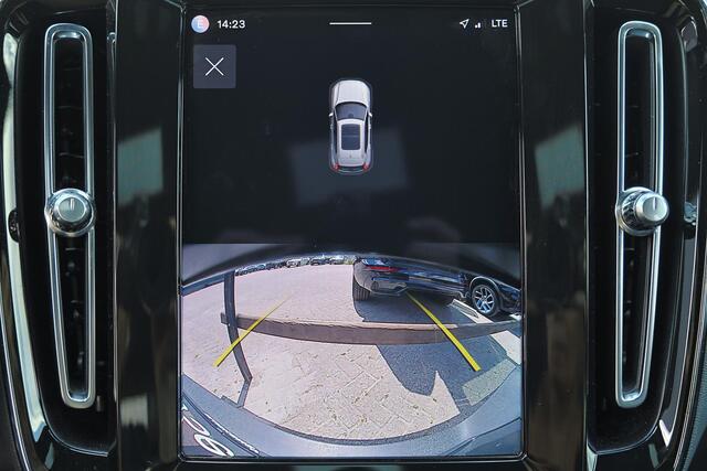 Volvo XC40 Recharge Plus 70 kWh - IntelliSafe Assist & Surround - Parkeercamera achter - Verwarmde voorstoelen & stuur - Parkeersensoren voor & achter - Draadloze tel. lader - Extra getint glas - 19' LMV