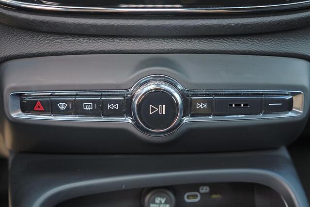 Volvo XC40 Recharge Plus 70 kWh - IntelliSafe Assist & Surround - Parkeercamera achter - Verwarmde voorstoelen & stuur - Parkeersensoren voor & achter - Draadloze tel. lader - Extra getint glas - 19' LMV