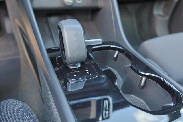 Volvo XC40 Recharge Plus 70 kWh - IntelliSafe Assist & Surround - Parkeercamera achter - Verwarmde voorstoelen & stuur - Parkeersensoren voor & achter - Draadloze tel. lader - Extra getint glas - 19' LMV