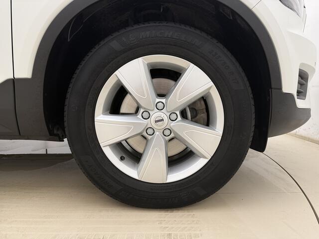 Volvo XC40 T2 129PK Automaat Momentum Core | Trekhaak | Camera | | Navigatie | Carkit | LED
