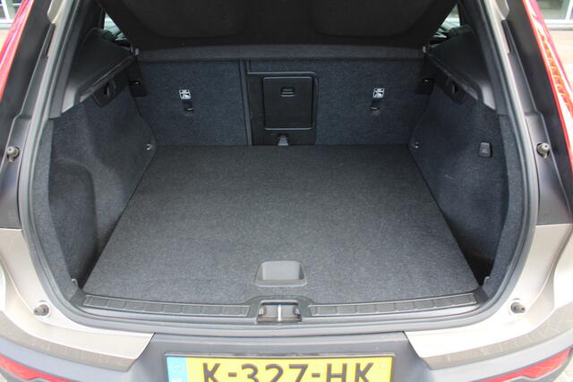 Volvo XC40 T2 130PK Automaat Business Pro | Pilot Assist | El. Achterklep | AppleCarplay | Verw. Stoelen & Stuurwiel | DAB |