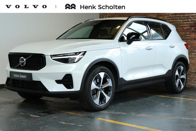 Volvo XC40 2.0 B4 Plus Dark | Trekhaak Semi-elektrisch | Adaptieve Cruise Control | Pilot Assist | Google Infotainment | Verwarmbare voorstoelen | Verwarmbaar stuurwiel | Blind Spot Information System | Verwarmbare voorruit | Parkeercamera | Parkeersensoren voor + a
