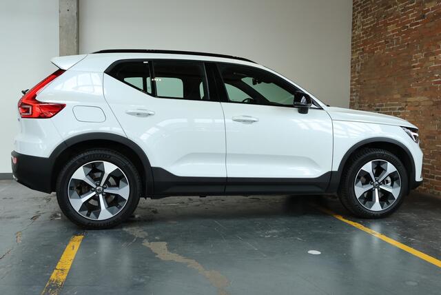 Volvo XC40 2.0 B4 Plus Dark | Trekhaak Semi-elektrisch | Adaptieve Cruise Control | Pilot Assist | Google Infotainment | Verwarmbare voorstoelen | Verwarmbaar stuurwiel | Blind Spot Information System | Verwarmbare voorruit | Parkeercamera | Parkeersensoren voor + a