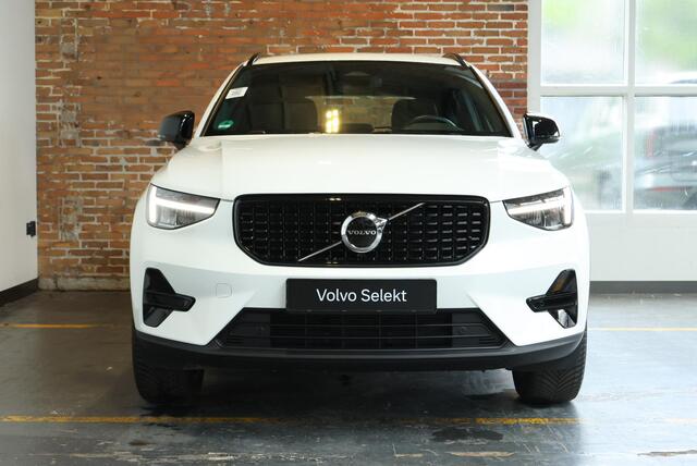 Volvo XC40 2.0 B4 Plus Dark | Trekhaak Semi-elektrisch | Adaptieve Cruise Control | Pilot Assist | Google Infotainment | Verwarmbare voorstoelen | Verwarmbaar stuurwiel | Blind Spot Information System | Verwarmbare voorruit | Parkeercamera | Parkeersensoren voor + a