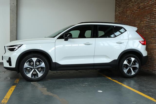 Volvo XC40 2.0 B4 Plus Dark | Trekhaak Semi-elektrisch | Adaptieve Cruise Control | Pilot Assist | Google Infotainment | Verwarmbare voorstoelen | Verwarmbaar stuurwiel | Blind Spot Information System | Verwarmbare voorruit | Parkeercamera | Parkeersensoren voor + a