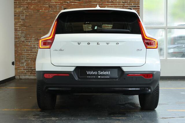 Volvo XC40 2.0 B4 Plus Dark | Trekhaak Semi-elektrisch | Adaptieve Cruise Control | Pilot Assist | Google Infotainment | Verwarmbare voorstoelen | Verwarmbaar stuurwiel | Blind Spot Information System | Verwarmbare voorruit | Parkeercamera | Parkeersensoren voor + a