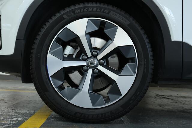 Volvo XC40 2.0 B4 Plus Dark | Trekhaak Semi-elektrisch | Adaptieve Cruise Control | Pilot Assist | Google Infotainment | Verwarmbare voorstoelen | Verwarmbaar stuurwiel | Blind Spot Information System | Verwarmbare voorruit | Parkeercamera | Parkeersensoren voor + a