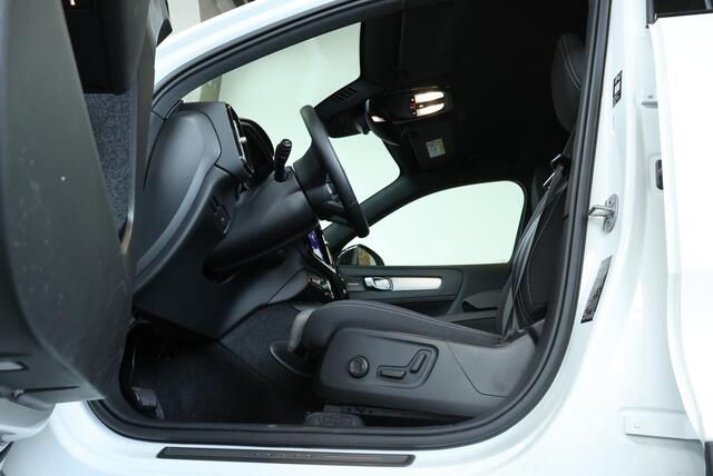Volvo XC40 2.0 B4 Plus Dark | Trekhaak Semi-elektrisch | Adaptieve Cruise Control | Pilot Assist | Google Infotainment | Verwarmbare voorstoelen | Verwarmbaar stuurwiel | Blind Spot Information System | Verwarmbare voorruit | Parkeercamera | Parkeersensoren voor + a
