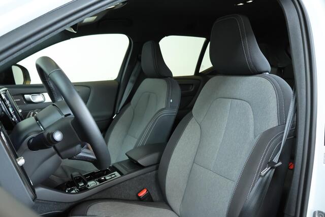 Volvo XC40 2.0 B4 Plus Dark | Trekhaak Semi-elektrisch | Adaptieve Cruise Control | Pilot Assist | Google Infotainment | Verwarmbare voorstoelen | Verwarmbaar stuurwiel | Blind Spot Information System | Verwarmbare voorruit | Parkeercamera | Parkeersensoren voor + a
