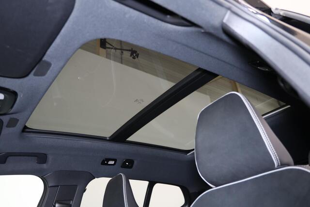 Volvo XC40 B3 Ultra Dark - Panorama/schuifdak - IntelliSafe Assist & Surround - 360º Camera - Harman/Kardon audio - Verwarmde voorstoelen & stuur - Parkeersensoren voor & achter - Elektr. bedienb. voorstoelen met geheugen links - Draadloze tel. lader - Extra getint glas - Inklapbare trekhaak - 19' LMV
