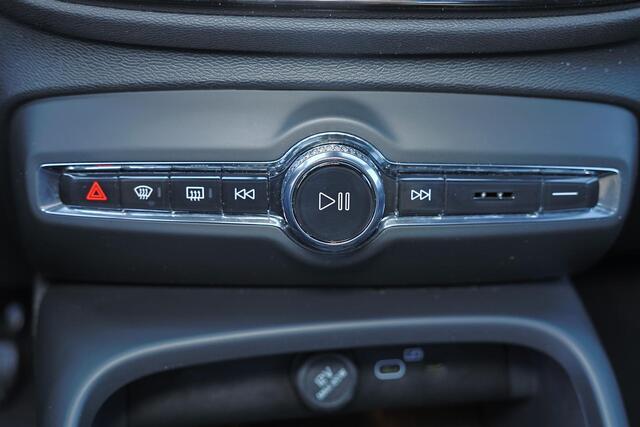 Volvo XC40 B3 Ultra Dark - Panorama/schuifdak - IntelliSafe Assist & Surround - 360º Camera - Harman/Kardon audio - Verwarmde voorstoelen & stuur - Parkeersensoren voor & achter - Elektr. bedienb. voorstoelen met geheugen links - Draadloze tel. lader - Extra getint glas - Inklapbare trekhaak - 19' LMV