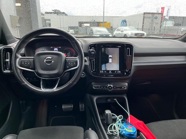 Volvo XC40 1.5 T5 Recharge R-Design | Plug-in Hybrid (PHEV) | Trekhaak | Panoramadak | Harman Kardon Audio | 360 Graden Camera | Parkeersensoren | Stoelverwarming | LED Koplampen Adaptief | Keyless Entry | Elektrische Achterklep | Cruise Control | BLIS | Navigatie