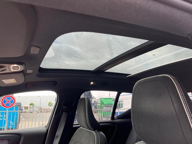 Volvo XC40 1.5 T5 Recharge R-Design | Plug-in Hybrid (PHEV) | Trekhaak | Panoramadak | Harman Kardon Audio | 360 Graden Camera | Parkeersensoren | Stoelverwarming | LED Koplampen Adaptief | Keyless Entry | Elektrische Achterklep | Cruise Control | BLIS | Navigatie
